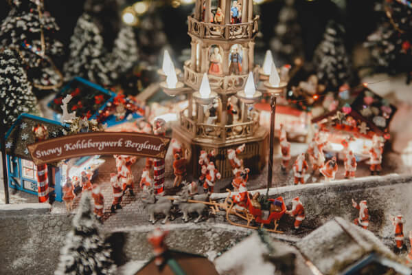 2020体の小さなサンタがミニチュアの世界に大集合！屋内型ミニチュア・テーマパーク SMALL WORLDS TOKYOのクリスマスイベント『小さな世界であたたかな願いを』開催！